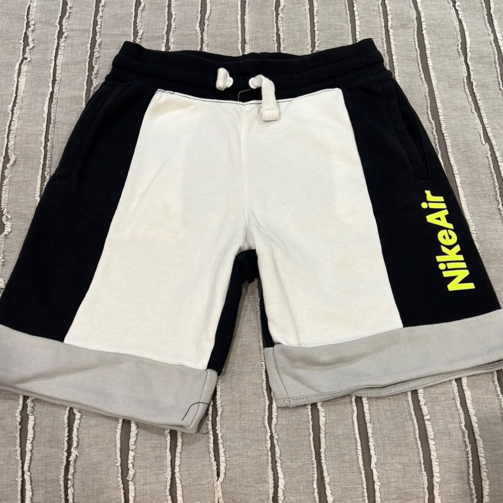 Boys NIKE size M black and white short with working drawstring